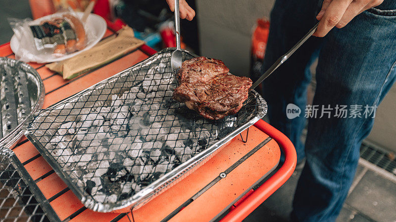 BBQ party，户外烧烤活动。火与肉摄影。在木炭烤架上烤肉片，烧烤牛排的特写照片